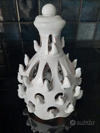 Lume a pigna traforato in ceramica bianca