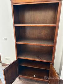 Libreria Alta in Legno Massello con Vano Ante