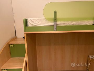 Letto a soppalco con scala e mensola