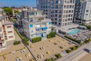Appartamento Quadrilocale Frontemare in Piazza Mar