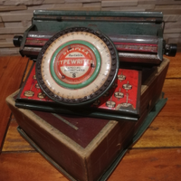 Antica macchina da scrivere in latta
