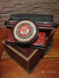 Antica macchina da scrivere in latta