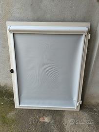 Finestra alluminio bianca con telaio