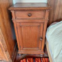 Comodino con piedi a cipolla antico Emiliano