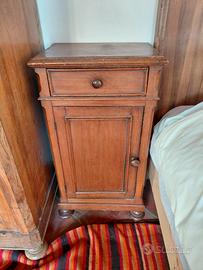 Comodino con piedi a cipolla antico Emiliano