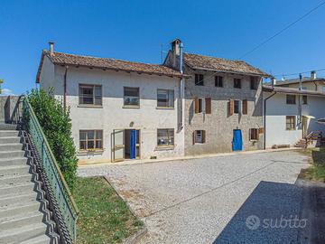 CASA CON RUSTICO E AMPIO SCOPERTO