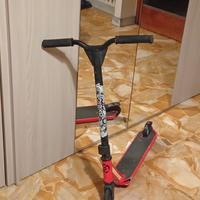 monopattino da freestyle rosso e nero per trik 