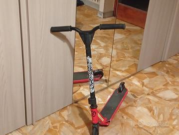 monopattino da freestyle rosso e nero per trik 