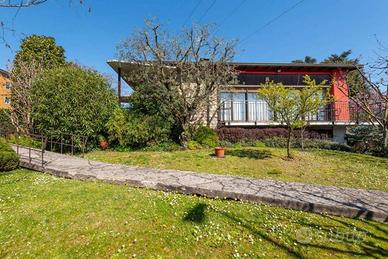 Villa di 310 m² con più di 5 locali e box auto dop