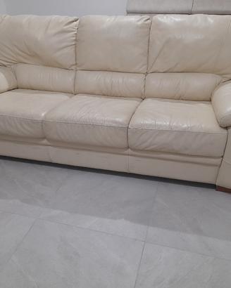 divano in pelle beige