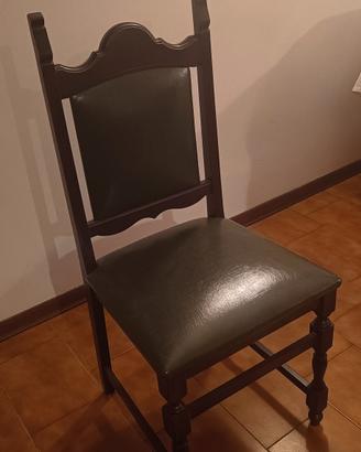 Sedie in stile rinascimentale e tavolo