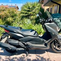 Yamaha Xmax 400 con bauletto