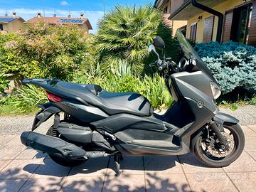 Yamaha Xmax 400 con bauletto