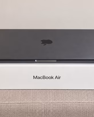MacBook Apple M2 8GB - Dysplay difettos + custodia