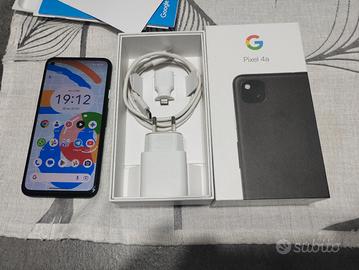 Google pixel 4a con accessori e tenuto divinamente