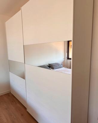 guardaroba bianco, due ante e specchi