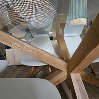 Tavolo in vetro con gambe in legno