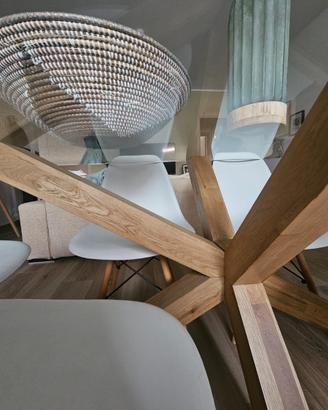 Tavolo in vetro con gambe in legno
