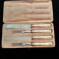 Antiche posate da viaggio in argento e in astuccio