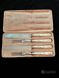 Antiche posate da viaggio in argento e in astuccio