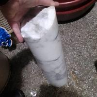 mezza colonna marmo 22€ l'una nella rottura si ved