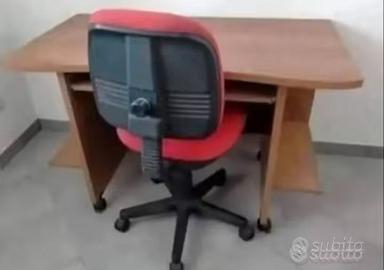 Scrivania con sedia