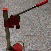 Tappatrice a colonna regolabile.