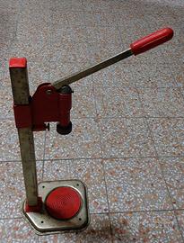 Tappatrice a colonna regolabile.