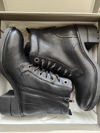 Stivaletto stringato