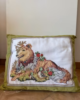 Cuscino ricamato a mano