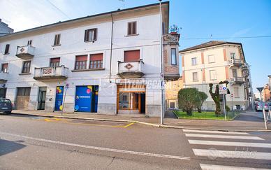 LOCALE COMMERCIALE ADIACENTE AL CENTRO !!!