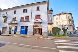 LOCALE COMMERCIALE ADIACENTE AL CENTRO !!!