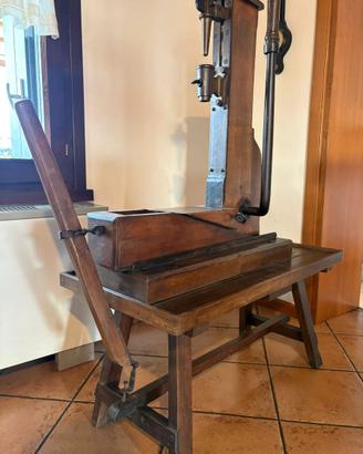 Antica tappatrice a colonna legno da cantina