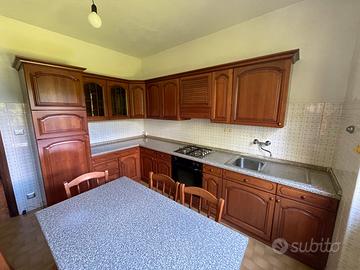 Cucina componibile, tavolo, sedie e angoliera