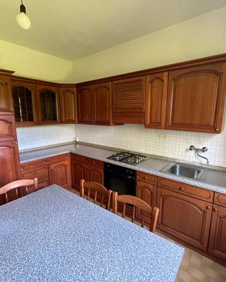 Cucina componibile, tavolo, sedie e angoliera