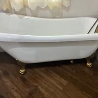 Vasca da bagno con piedi oro