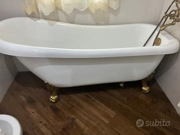 Vasca da bagno con piedi oro