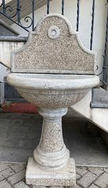 Fontana a muro in cemento.