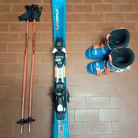 Scarponi, sci e bacchette da sci da discesa.