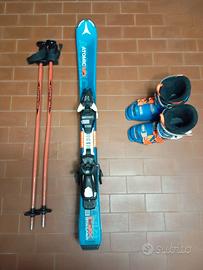 Scarponi, sci e bacchette da sci da discesa.