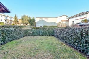 Bilocale moderno con giardino e box auto