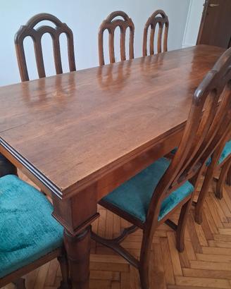 Tavolo in legno massiccio 