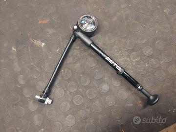 Pompa per ammortizzatori ad aria