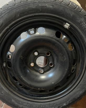 Cerchio e gomma di scorta R15 5 fori