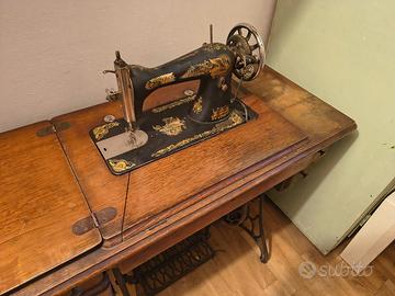 Macchina da cucire d'epoca Singer