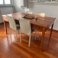 Tavolo in legno + 4 sedie in pelle