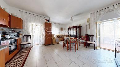 AMPIO TRILOCALE CON BALCONE ABITABILE E CANTINA,