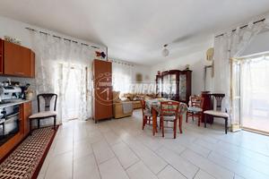 AMPIO TRILOCALE CON BALCONE ABITABILE E CANTINA,