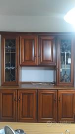 mobile sala con due vetrinette