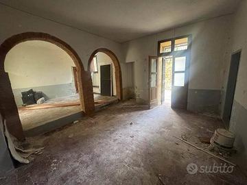 Appartamento di 115 m² con più di 5 locali a Firen